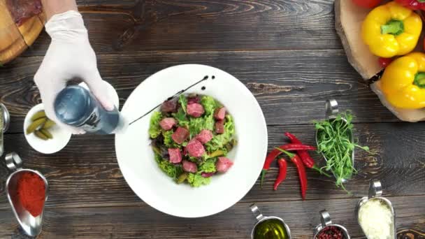 Chef verser la sauce de la bouteille .