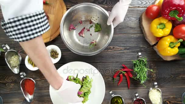 Préparation de salade, table en bois .