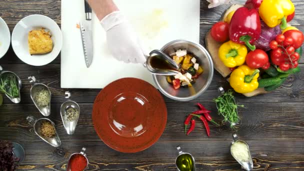 Salade de poulet ingrédients, table en bois .