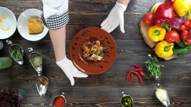 Mains de chef, salade savoureuse .