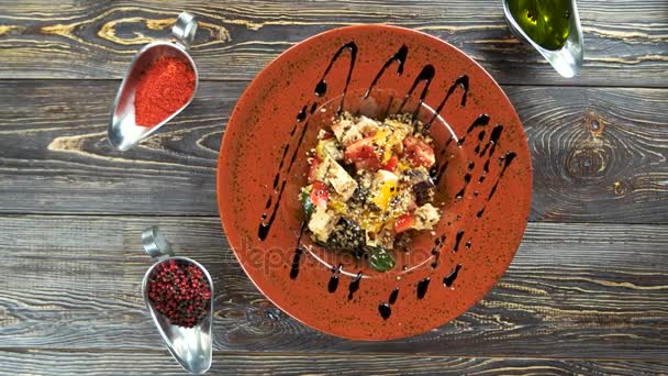 Ensalada de pollo sobre fondo de madera . — Vídeos de Stock