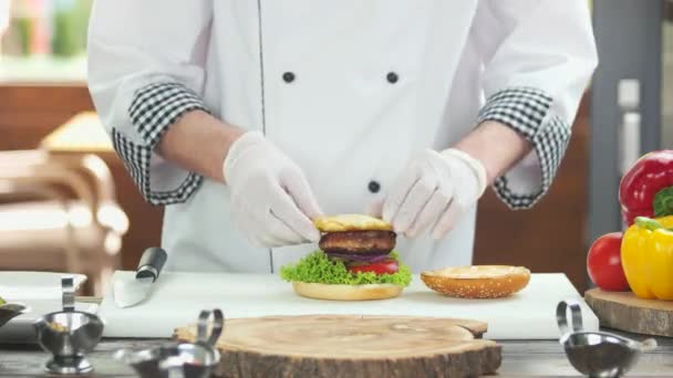 Kocken att göra en välsmakande hamburgare. — Stockvideo