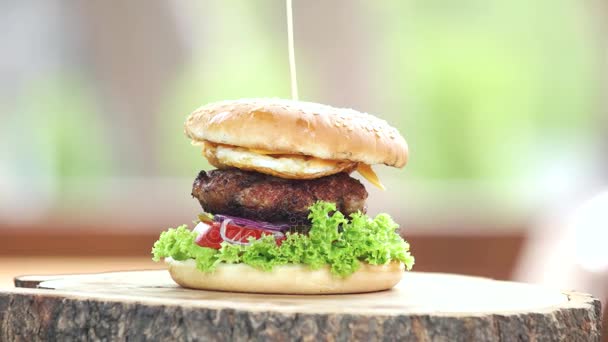 Beef burger on wooden board. — Stock Video