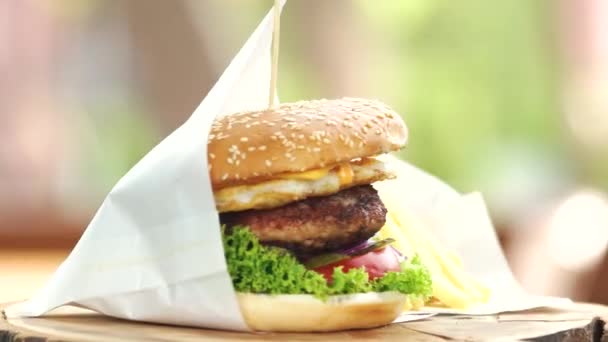 Hamburger és sült krumplival, a fedélzeten. — Stock videók