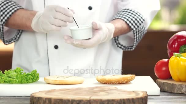 Manos de chef trabajando . — Vídeos de Stock