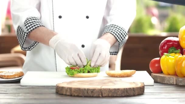 Τα χέρια του σεφ προετοιμασία burger. — Αρχείο Βίντεο