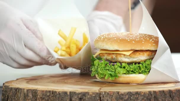 Kip hamburger en friet. — Stockvideo