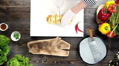 Elinde Şef kesme börek.