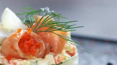 Süslenmiş olivier salata makro.