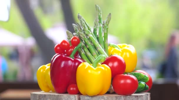 Verduras frescas sobre tabla de madera . — Vídeo de stock