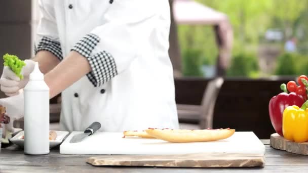 Mains de chef faisant un sandwich . — Video