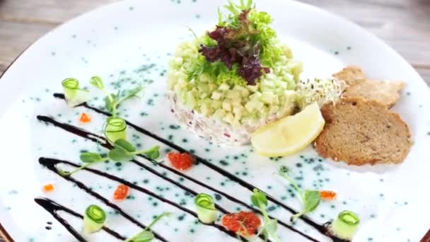 Ringa balığı tartare ile taze marul. — Stok video