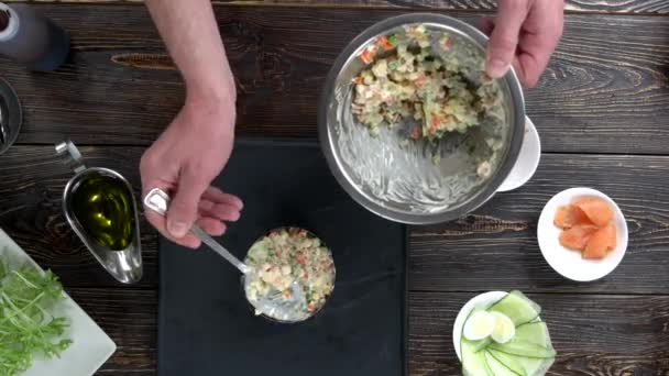 Chef haciendo ensalada olivier . — Vídeos de Stock
