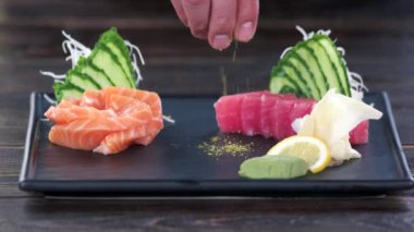 Süslenmiş sashimi, kıyılmış fıstık.