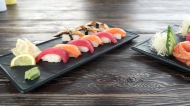 Nigiri ve sashimi, ahşap masa.