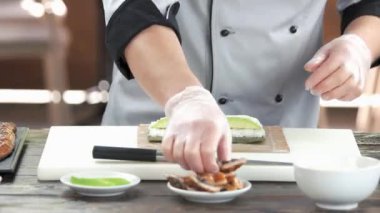 Şef yapım unagi suşi roll.