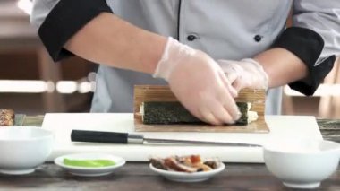 Bambu hasır kullanarak suşi şefi.