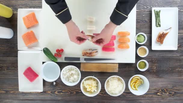 Руки делают суши . — стоковое видео