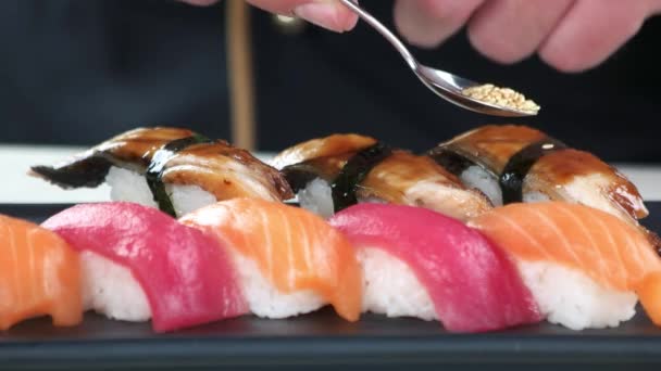 Nigiri sushi aus nächster nähe. — Stockvideo