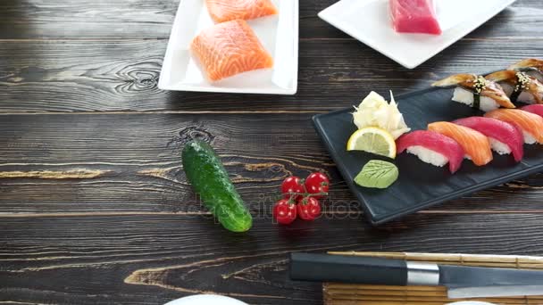 Sushi-Teller auf Holztisch. — Stockvideo