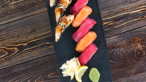 Nigiri sushi na talerzu. — Wideo stockowe