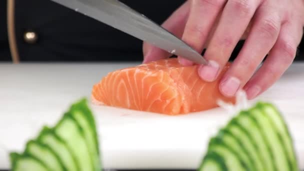Chef cortando salmón de cerca . — Vídeo de stock