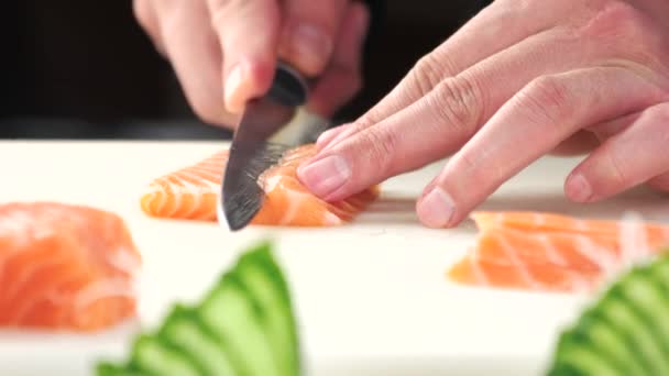 Mãos cortando peixe de perto . — Vídeo de Stock