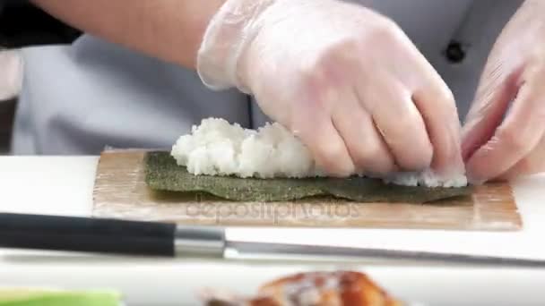 Sushi voorbereiding close-up. — Stockvideo