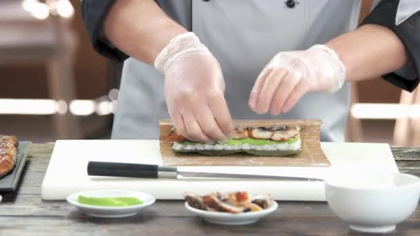 Šéfkuchař připravující sushi roll. — Stock video