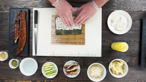 Unagi sushi roll voorbereiding. — Stockvideo