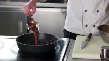 Şef pişirme tavuk kanadı.