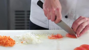 Domates doğrama eller.