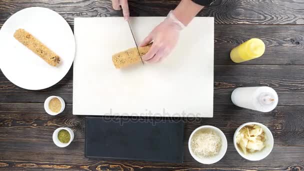 Rukou šéfkuchař řezání sushi. — Stock video