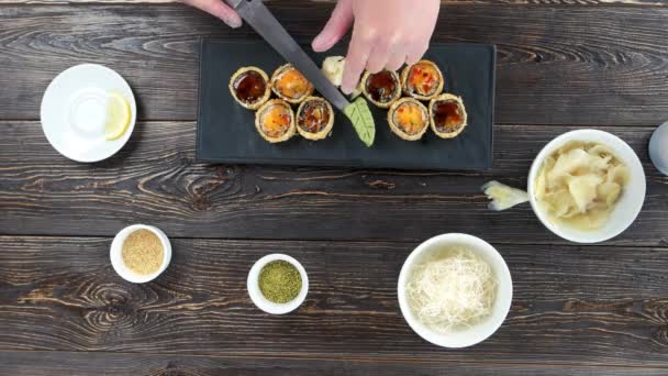 Руки готовят суши-роллы . — стоковое видео
