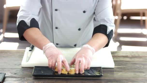 Chefe de cozinha Sushi na mesa de cozinhar . — Vídeo de Stock