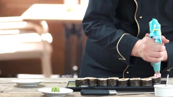 Τα χέρια του κάνοντας σούσι, κρέμα τυριού. — Αρχείο Βίντεο