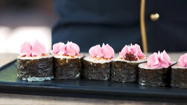 Sushi, fromage à la crème et caviar . — Video