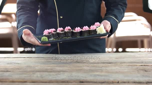 Manos de chef sosteniendo sushi . — Vídeo de stock