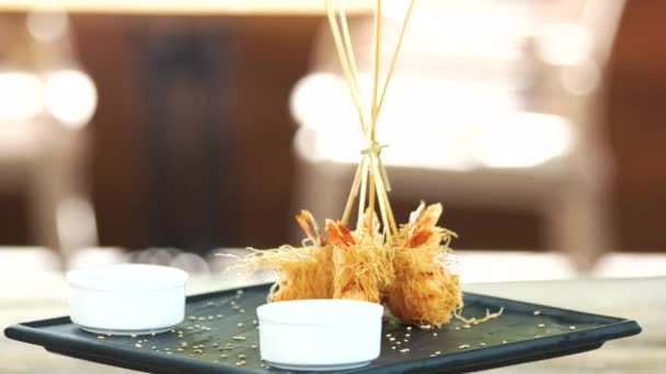 Tempura de crevettes sur une assiette . — Video