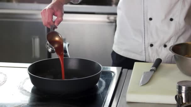 Chef-kok koken kippenvleugeltjes. — Stockvideo