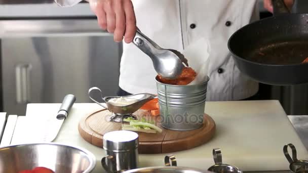Chef-kok voorbereiding kippenvleugeltjes. — Stockvideo