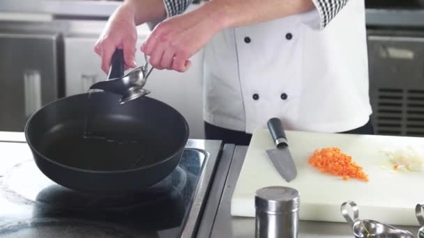 Chef cucina il cibo . — Video Stock