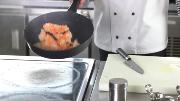 Μαγείρεμα των τροφίμων σε τηγάνι. — Αρχείο Βίντεο