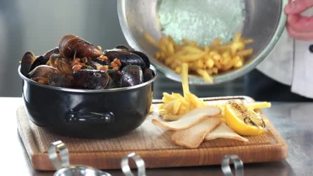 Mussels and fries. — Stock Video