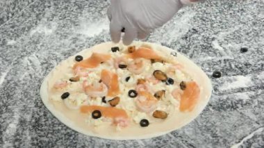 Pişmemiş deniz ürünleri pizza.
