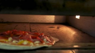 Fırın içine koyarak pizza küreği.
