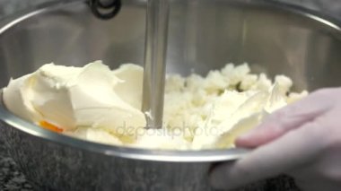 Yumurta sarısı ve şeker ile karıştırılarak krem tereyağı.