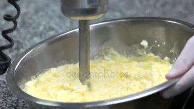 Kalın sarı hamur karıştırma yakın çekim.