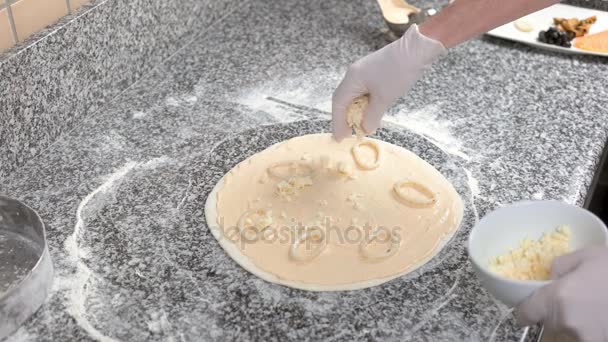 Chef haciendo pizza . — Vídeos de Stock