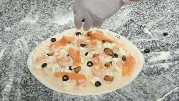 Uncooked seafood pizza. — Stock Video